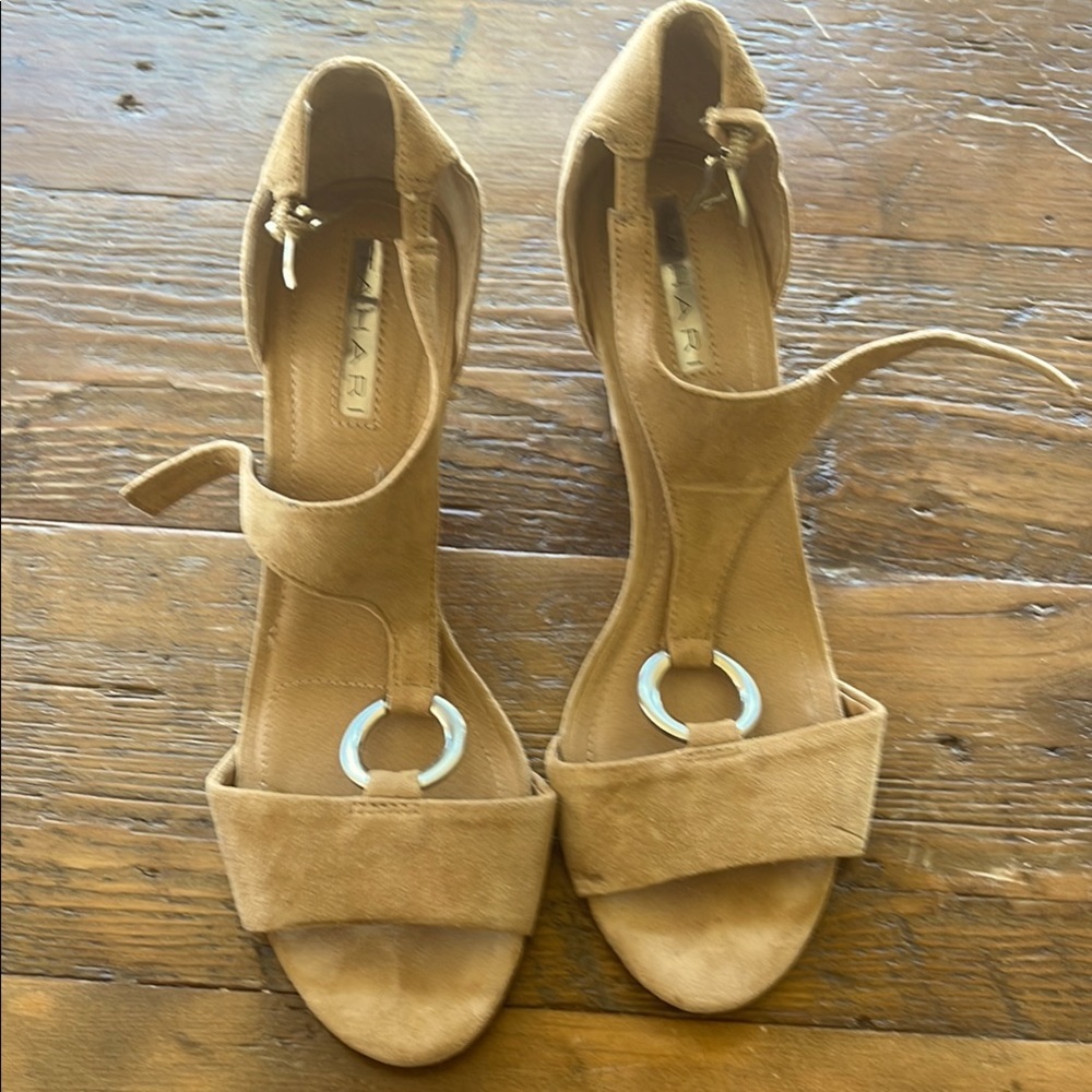 Tahari Elegant Tan Suede Women's Sandals-great condition.